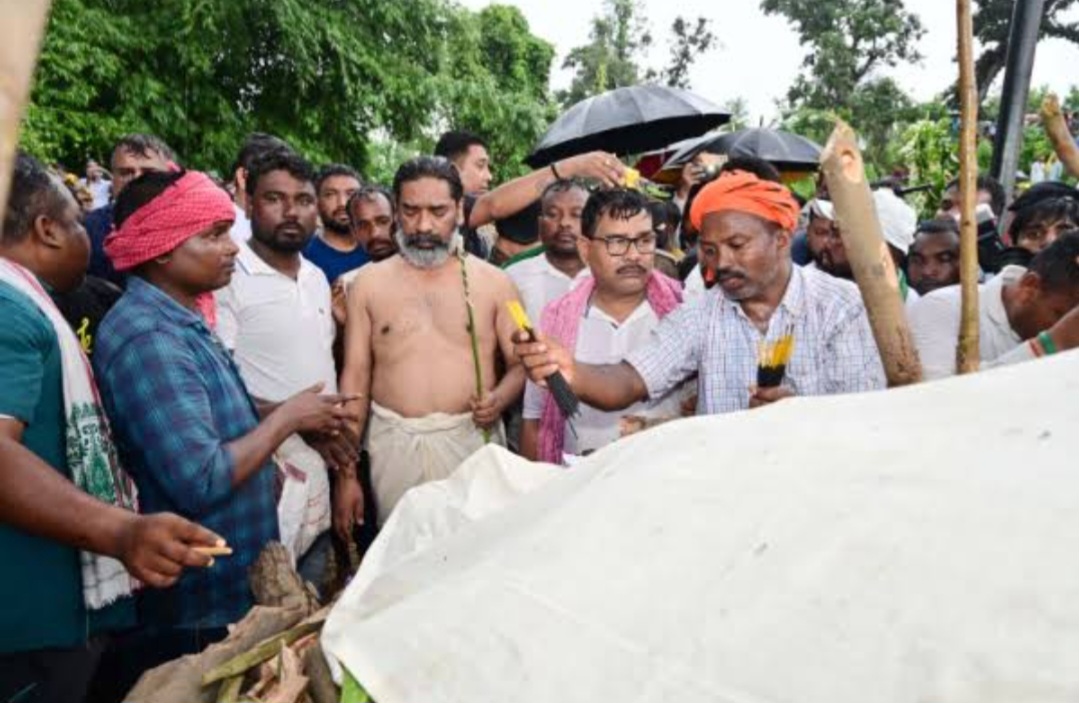 दिशोम गुरु पंचतत्व में विलीन, पुत्र हेमन्त सोरेन ने दी मुखाग्नि