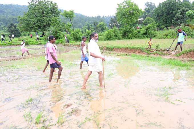 मुख्यमंत्री ने किसानों से किया संवाद, कहा- सरकार आपको खुशहाल और सशक्त बनाने के लिए पूरी तरह प्रतिबद्ध