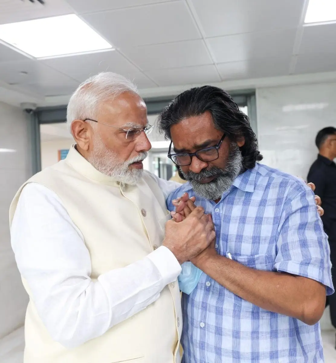 यह तस्वीर इंसानियत और राजनीति को नए सिरे से परिभाषित करती है!