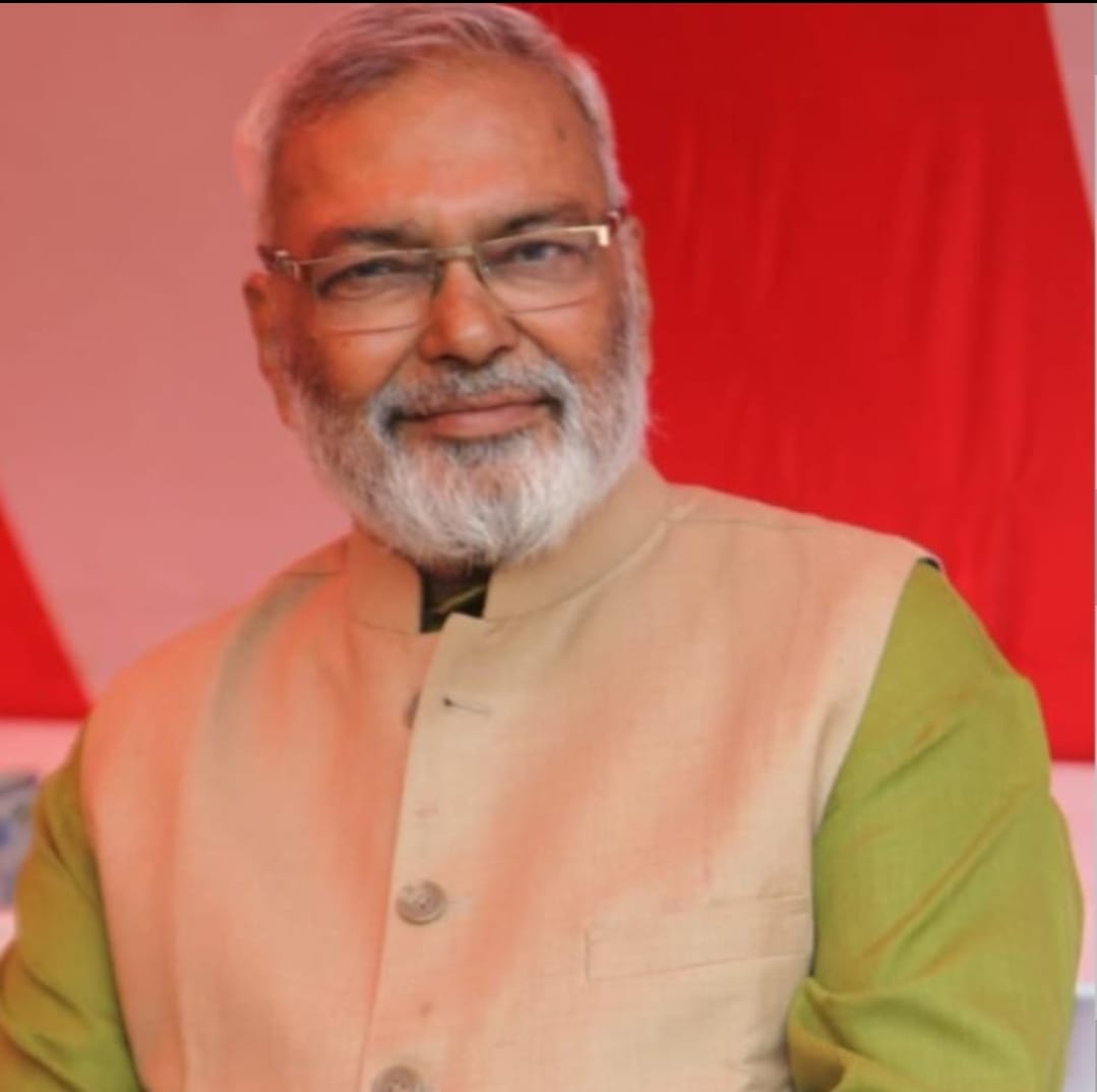 **दरकने लगा है रेत पर टिका सियासी महल**