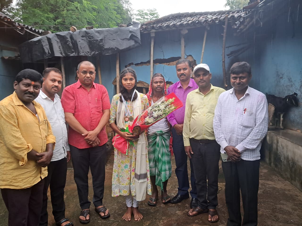 नीट परीक्षा में सफल होने पर बागदाहा की बेटी मंजू कुमारी हांसदा हुईं सम्मानित