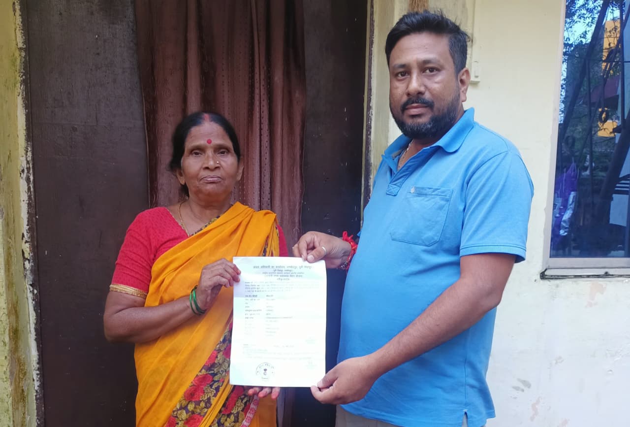 सन्नी सिंह ने रामदासभट्ठा में वितरित किये पेंशन प्रमाण पत्र