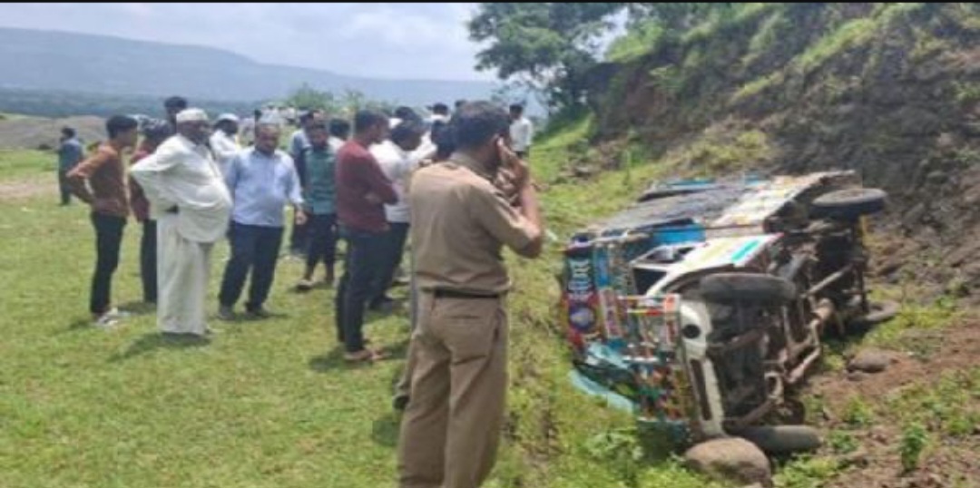 महाराष्ट्र के पुणे में पिकअप वाहन खाई में गिरा, 09 महिलाओं की मौत, 25 घायल