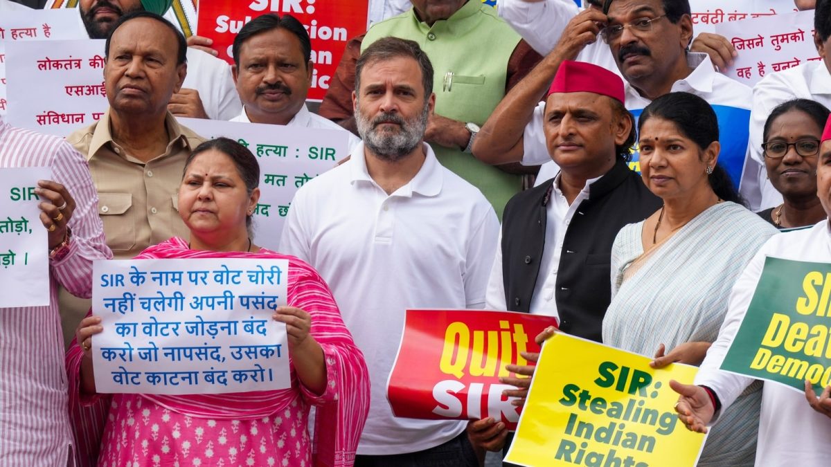 एसआईआर के विरोध में विपक्ष का प्रदर्शन, राहुल, अखिलेश सहित कई नेताओं को पुलिस ने हिरासत में लिया
