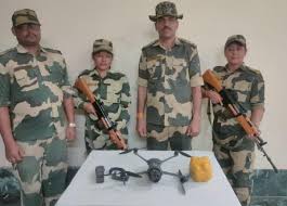 बीएसएफ ने भारत-पाक सीमा पर दो तस्करों को दबोचा, करोड़ों की हेरोइन व ड्रोन बरामद