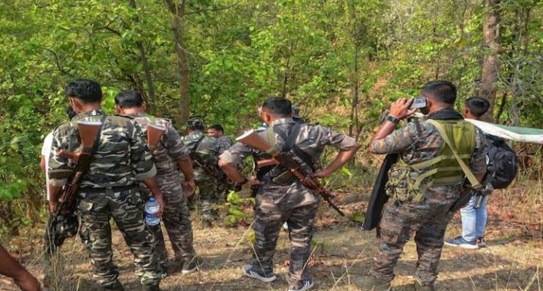 छत्तीसगढ़ के नारायणपुर के अबूझमाड़ मुठभेड़ में दो वर्दीधारी पुरुष नक्सली ढेर