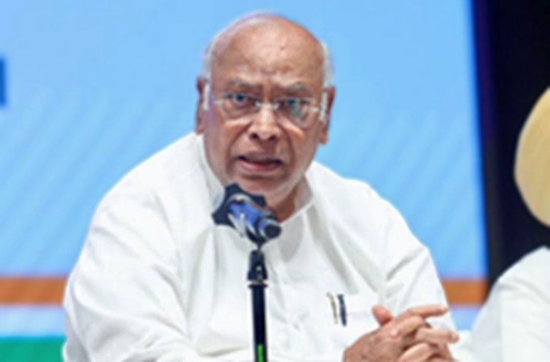 सोनम वांगचुक की गिरफ्तारी  की खड़गे ने की निंदा