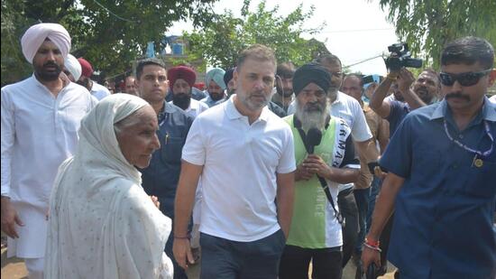 राहुल गांधी ने पंजाब में बाढ़ क्षेत्रों का किया दौरा, प्रभावित किसानों से की मुलाकात