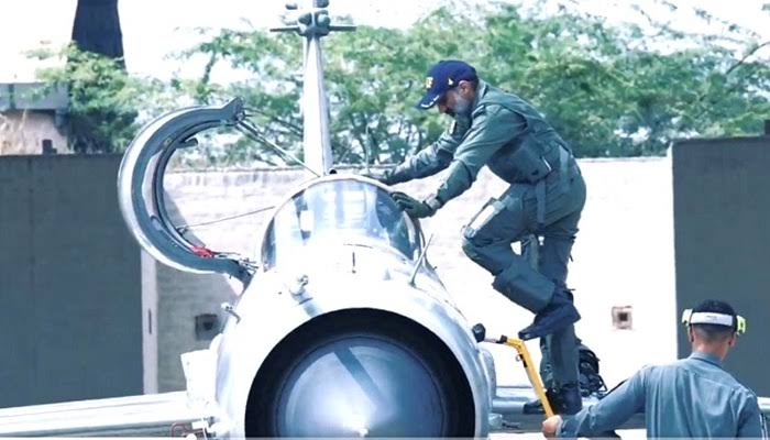 वायु सेना प्रमुख एयर चीफ मार्शल एपी सिंह ने लड़ाकू विमान मिग-21 में भरी उड़ान