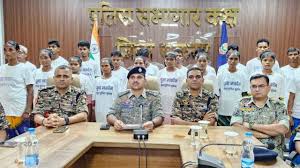 छत्तीसगढ़ के सुकमा में 33 लाख के इनामी 20 नक्सलियों ने किया आत्मसमर्पण