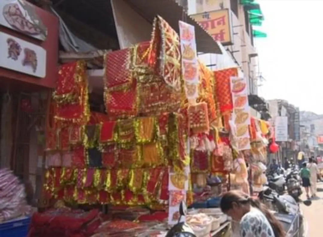 पूजन सामग्रियों का सजा बाजार, खरीदारी भी शुरू