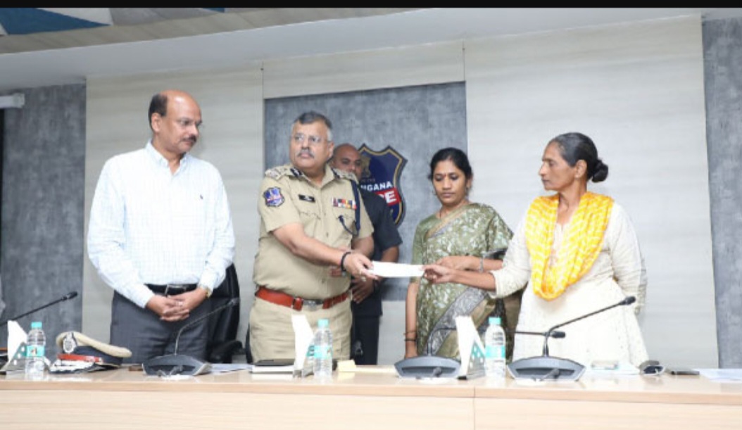 एक करोड़ की इनामी माओवादी सुजाता ने तेलंगाना पुलिस के समक्ष किया आत्मसमर्पण