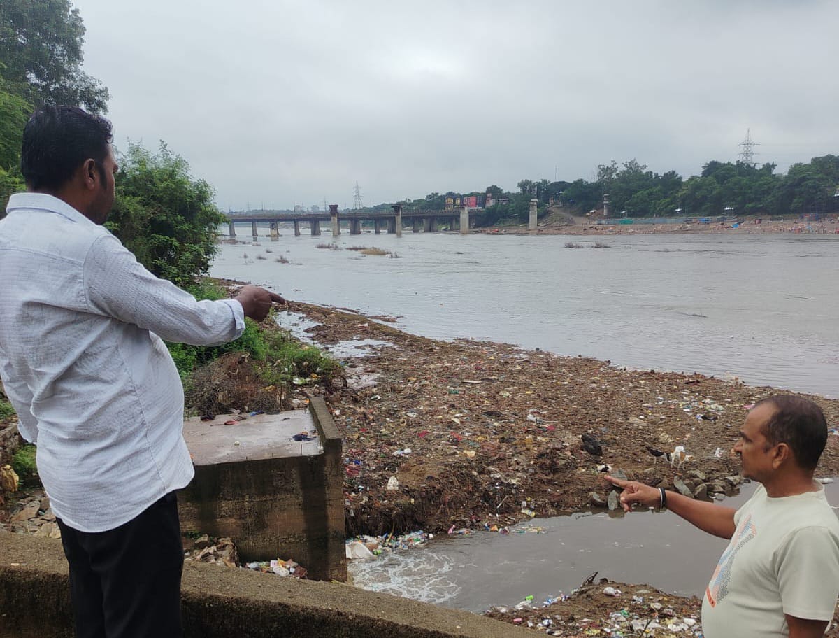 छठ घाटों की शीघ्र सफाई की जरूरत जताई संतोष भगत ने