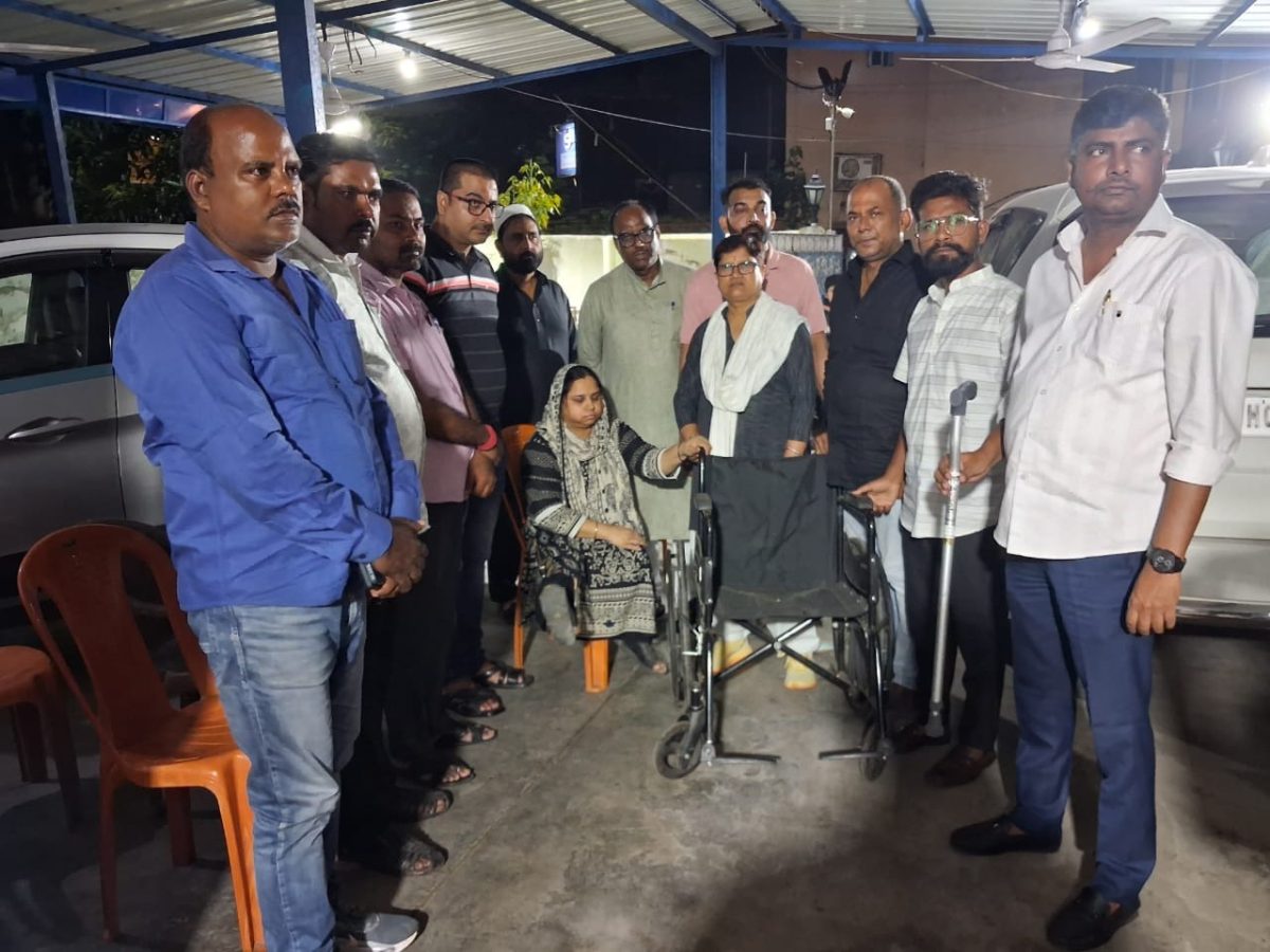 शाईना को दिया गया व्हील चेयर