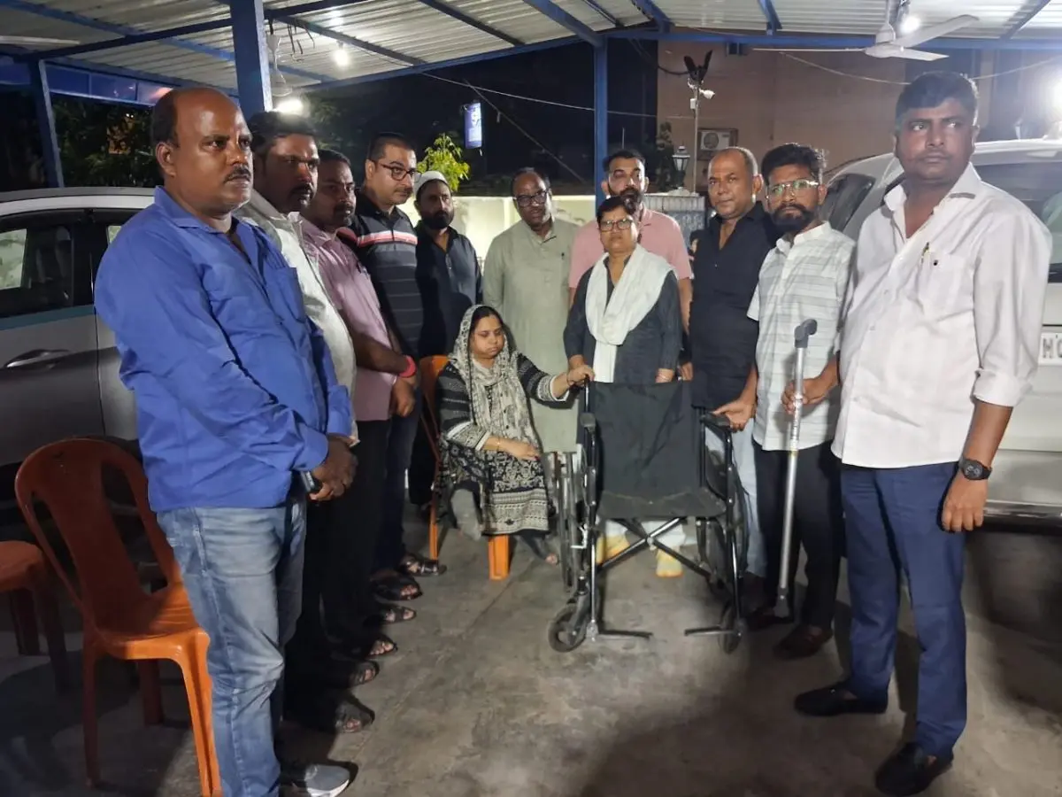 शाईना को दिया गया व्हील चेयर