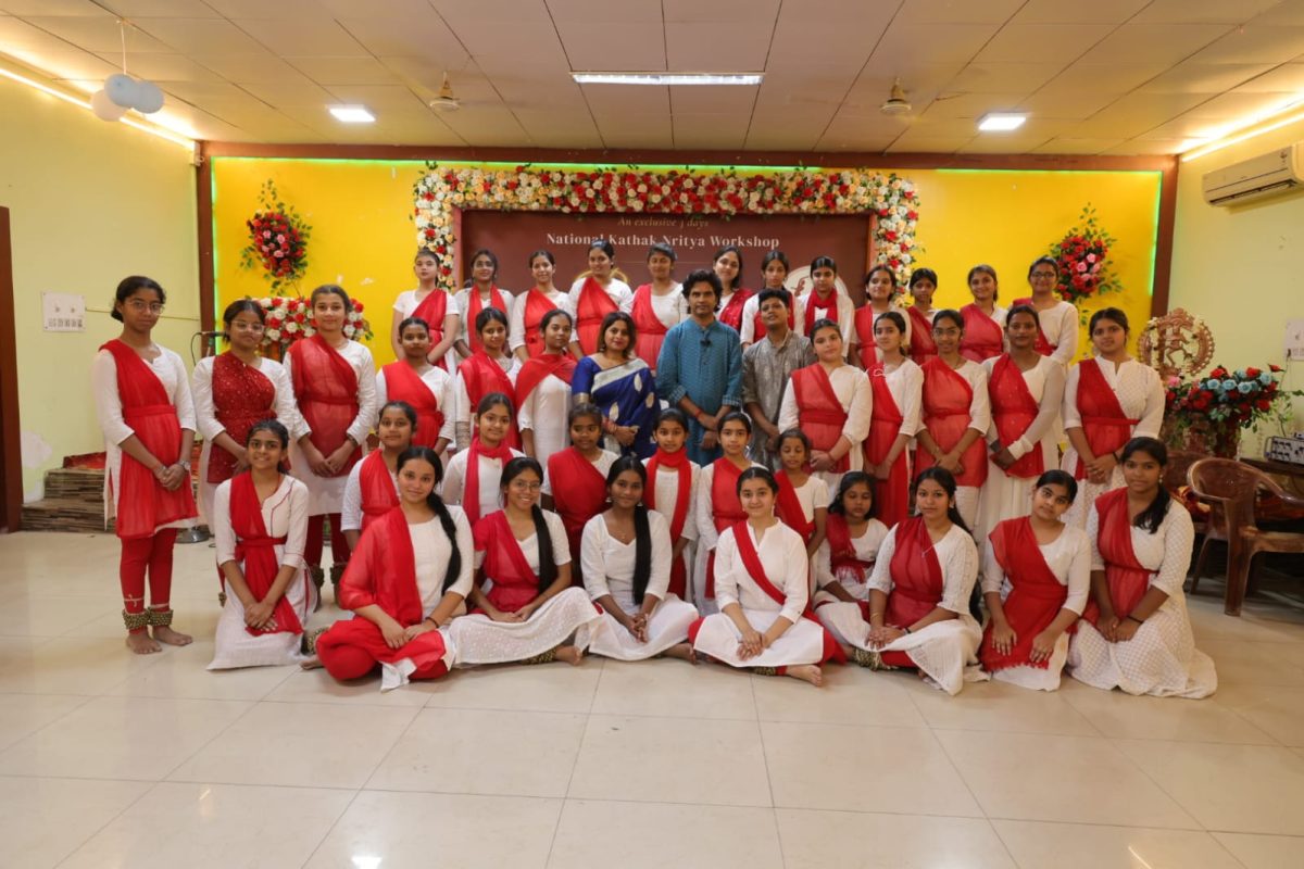 ‘नृत्यशाला’ के तत्वावधान में ‘प्रत्याशा’ का शुभारंभसंदीप मलिक ने कथक के मूलभूत प्रशिक्षण के बारे में बताया 51 ‘नृत्यशाला’ के तत्वावधान में ‘प्रत्याशा’ का शुभारंभसंदीप मलिक ने कथक के मूलभूत प्रशिक्षण के बारे में बताया